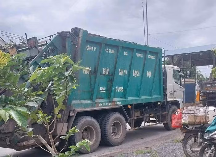 Vu cha om thi the con ben duong o Dong Nai: Khoi to tai xe xe cho rac gay tai nan