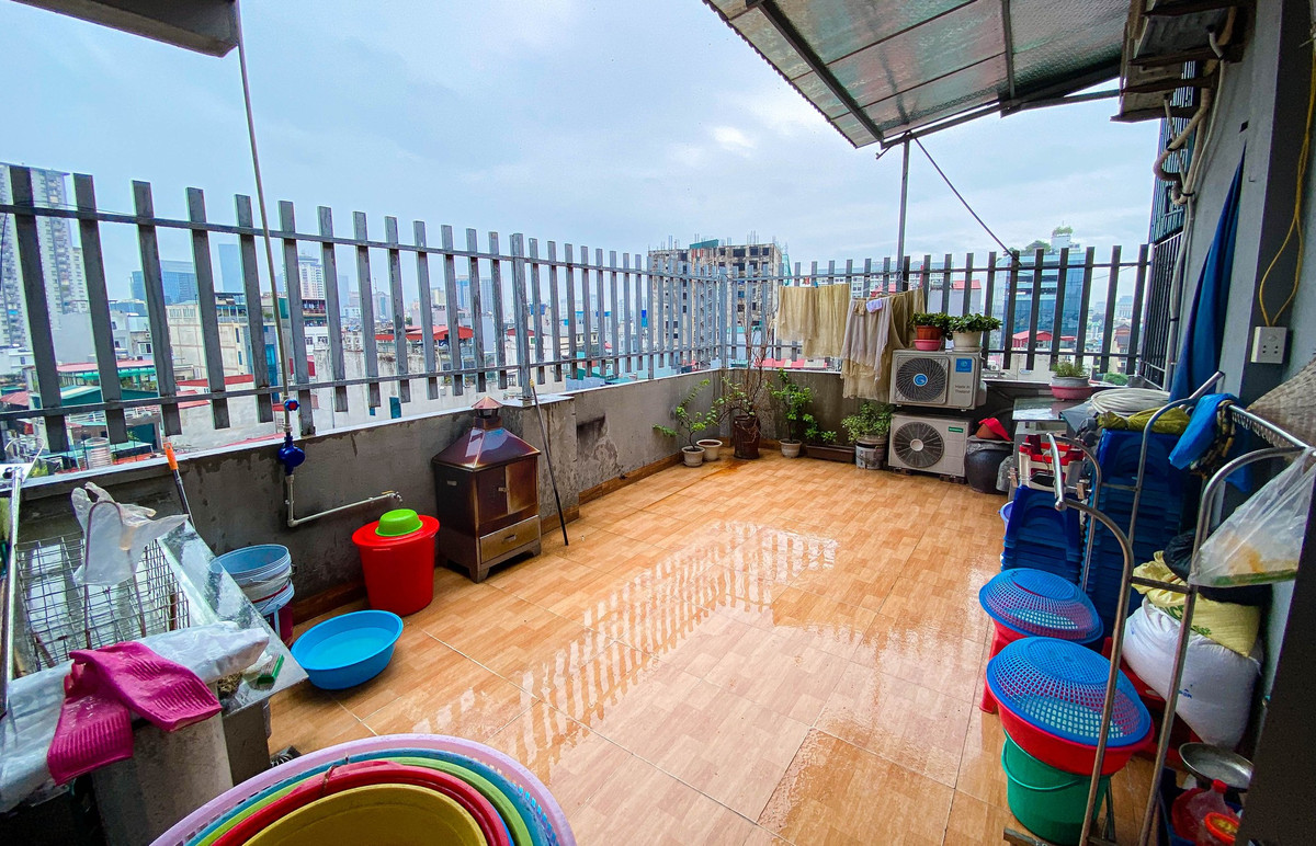 “Hiện tại, tòa nhà trên giấy chứng nhận vẫn thuộc sở hữu của ông Nghiêm Quang Minh, chưa có bất cứ một cơ quan nhà nước nào chứng thực việc mua bán này cho nên đây vẫn là thỏa thuận dân sự thế nên là chưa có công tác xử lý tại đây”- Phó Chủ tịch UBND phường Trung Liệt thông tin thêm.