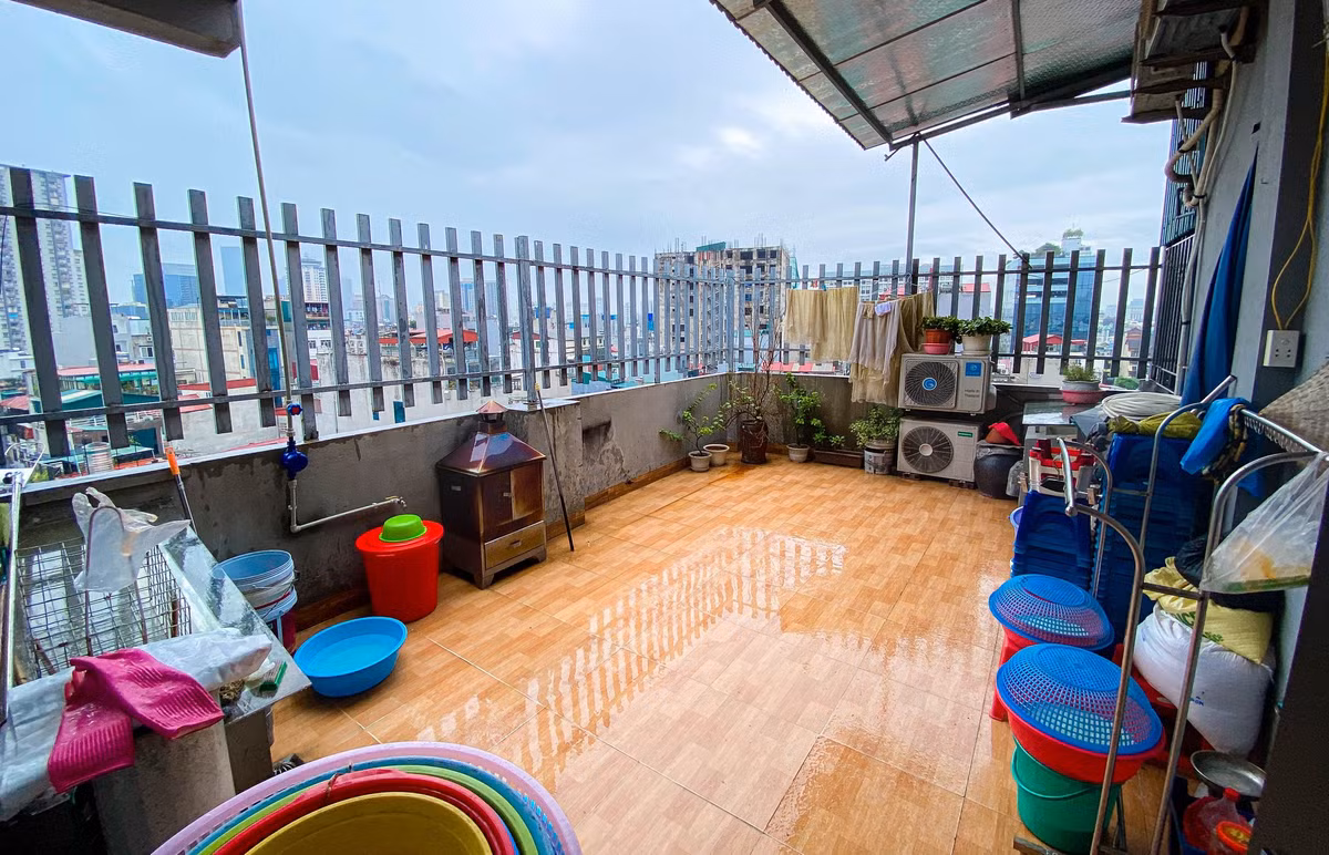 “Hiện tại, tòa nhà trên giấy chứng nhận vẫn thuộc sở hữu của ông Nghiêm Quang Minh, chưa có bất cứ một cơ quan nhà nước nào chứng thực việc mua bán này cho nên đây vẫn là thỏa thuận dân sự thế nên là chưa có công tác xử lý tại đây”- Phó Chủ tịch UBND phường Trung Liệt thông tin thêm.