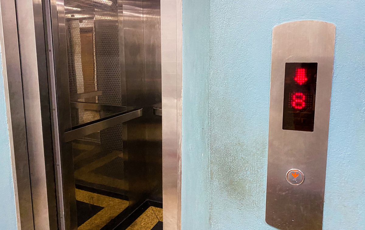 Theo ghi nhận của PV, tòa nhà đã phân chia, bố trí thành 50 phòng căn hộ. Các phòng căn hộ này đã được bán lại cho các hộ dân sinh sống trong tòa nhà (theo hợp đồng dân sự có công chứng).