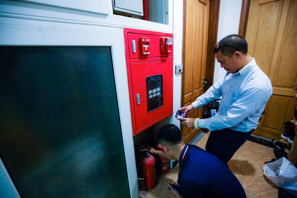 Chia sẻ với báo chí, anh Phạm Duy Hưng, đại diện Ban quản lý tòa nhà, cho biết: "Trước hết, qua vụ cháy chung cư mini, tôi xin gửi lời chia buồn sâu sắc tới nạn nhân, chúng tôi cũng có sự lo lắng nhất định, bên cạnh đó chúng tôi có sự chuẩn bị hệ thống chữa cháy, bình xịt, còi báo động".