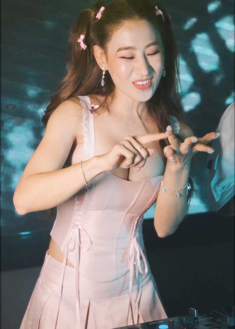 Duong cong 'chet nguoi' cua nu DJ duoc khen quyen ru hon Ngoc Trinh-Hinh-4