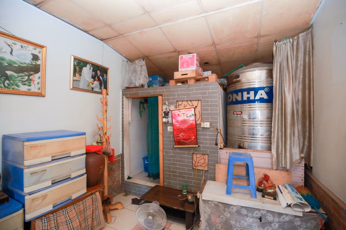 Mot dem trong nha “dat vang” 16m2 o Ha Noi: 70 nguoi chung mot nha ve sinh-Hinh-4