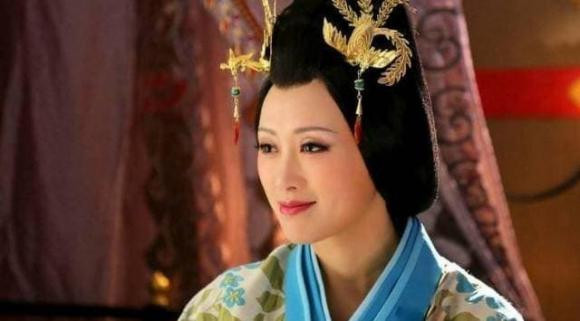 Hoàng đế băng hà, tân Hoàng đối phó với ba ngàn 'bà mẹ nhỏ' - Hình 4 Hoang de bang ha, tan Hoang doi pho voi ba ngan 'ba me nho'-Hinh-4