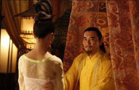 Hoàng đế băng hà, tân Hoàng đối phó với ba ngàn 'bà mẹ nhỏ' Hoang de bang ha, tan Hoang doi pho voi ba ngan 'ba me nho'