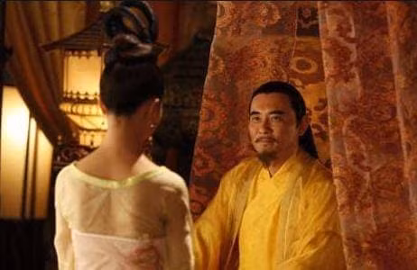 Hoang de bang ha, tan Hoang doi pho voi ba ngan 'ba me nho'