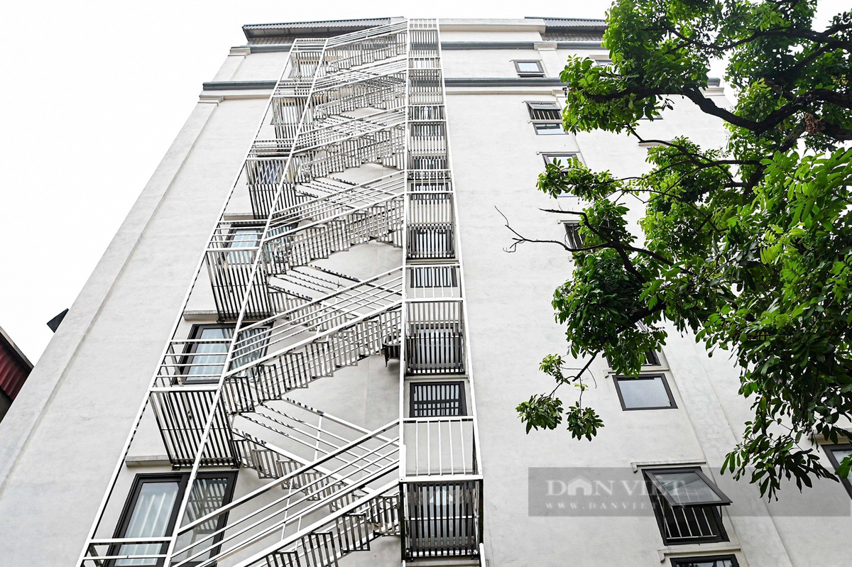 Căn nhà 8 tầng nằm trong ngõ 58 phố Thanh Bình (quận Hà Đông) được chủ nhà lắp hệ thống thang thoát hiểm với chi phí hơn 100 triệu đồng.