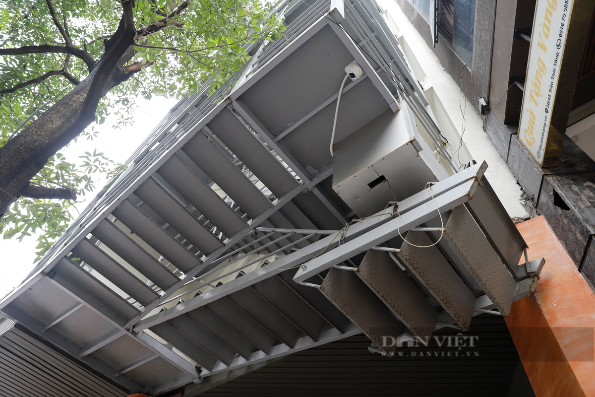 Khách sạn này dùng loại thang có thể gấp gọn lên phía trên khi không sử dụng.