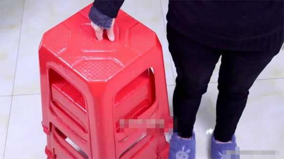 Cai lo nho o giua chiec ghe nhua de lam gi?-Hinh-5