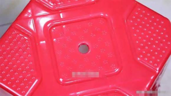 Cai lo nho o giua chiec ghe nhua de lam gi?-Hinh-3