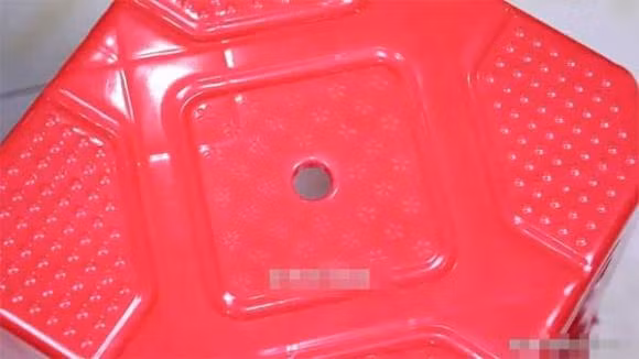 Cai lo nho o giua chiec ghe nhua de lam gi?-Hinh-3