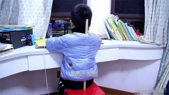 Cai lo nho o giua chiec ghe nhua de lam gi?-Hinh-2