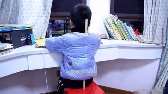 Cai lo nho o giua chiec ghe nhua de lam gi?-Hinh-2