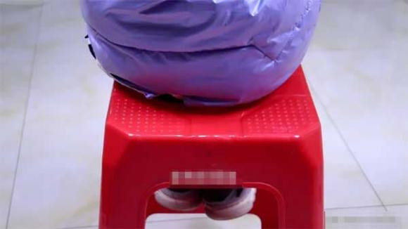 Cai lo nho o giua chiec ghe nhua de lam gi?-Hinh-6