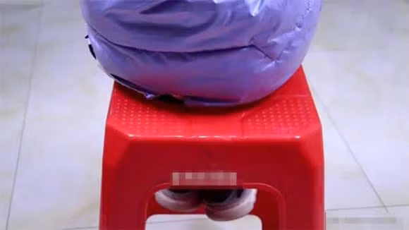 Cai lo nho o giua chiec ghe nhua de lam gi?-Hinh-6