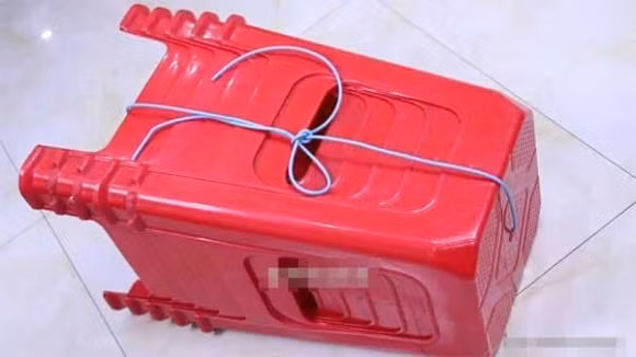 Cai lo nho o giua chiec ghe nhua de lam gi?-Hinh-4