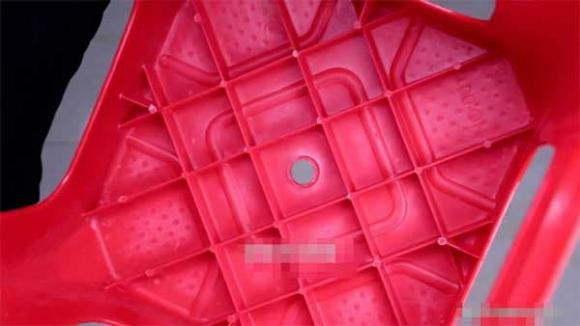 Cai lo nho o giua chiec ghe nhua de lam gi?-Hinh-7