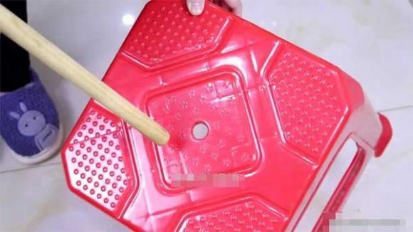 Cai lo nho o giua chiec ghe nhua de lam gi?