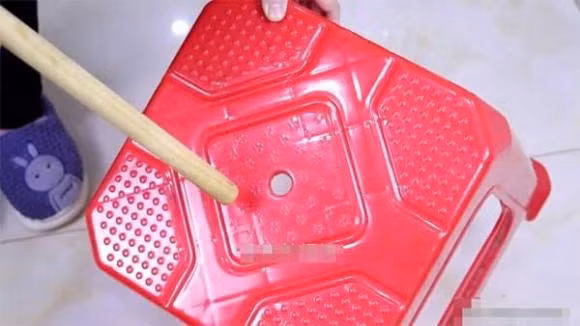 Cai lo nho o giua chiec ghe nhua de lam gi?