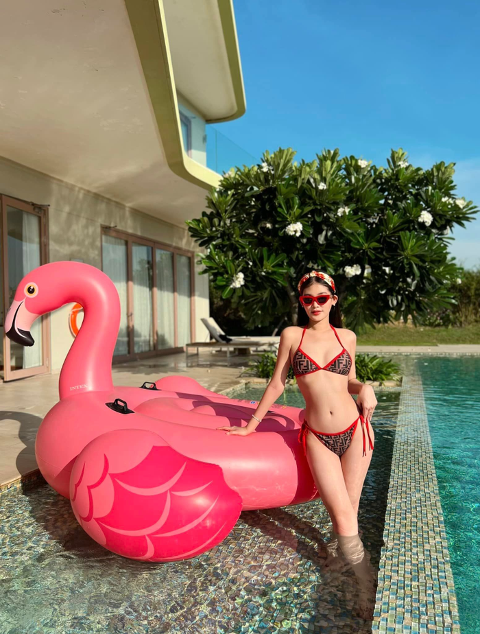 Le Au Ngan Anh dien bikini, that eo tua dong ho cat