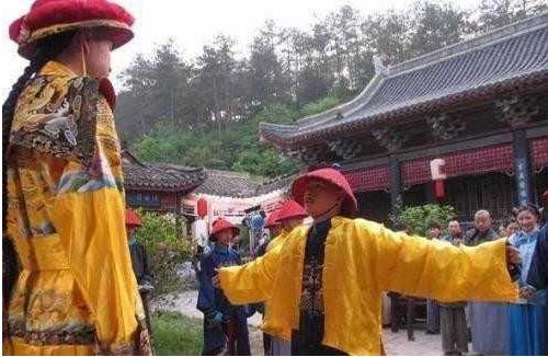 Hòa Thân sung sướng khoe Kỷ Hiểu Lam được ban “áo miễn tội chết” Hoa Than sung suong khoe Ky Hieu Lam duoc ban “ao mien toi chet”