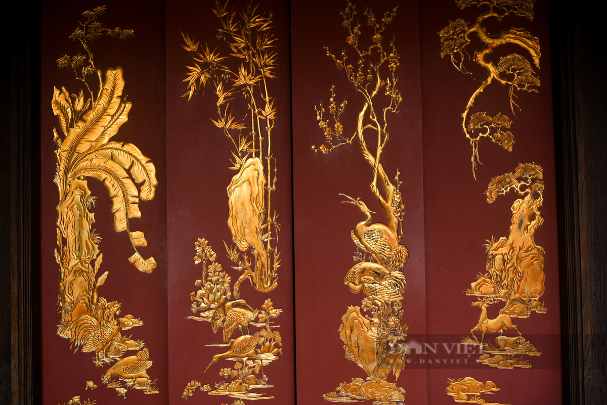 Cửa của tòa Tam Bảo được trang trí bằng các họa tiết làm từ gốm với ba màu chủ đạo xanh, đỏ và vàng.