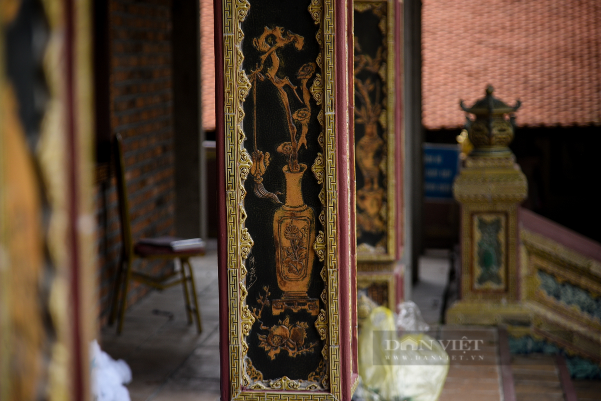 Trên các cột trụ có tranh gốm hình hoa sen, hoa cúc, cây trúc.