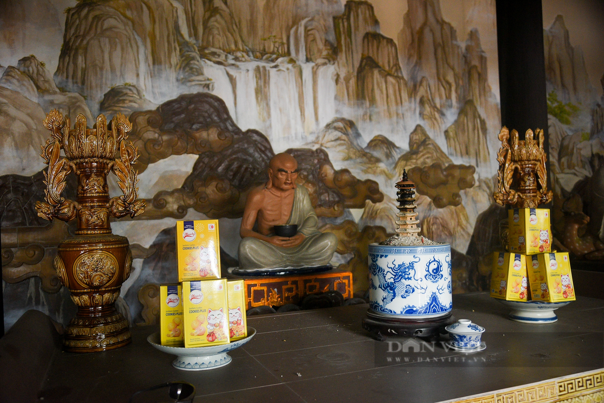 Ngay lối vào sân chính là hai gian thờ Thập Bát La Hán. Mỗi gian có 9 bức tượng được đặt trên nền bức tranh mây núi trải dài khắp 3 mặt phòng rộng khoảng 60 m2. Tất cả đều được chế tác và ghép từ gốm sứ.