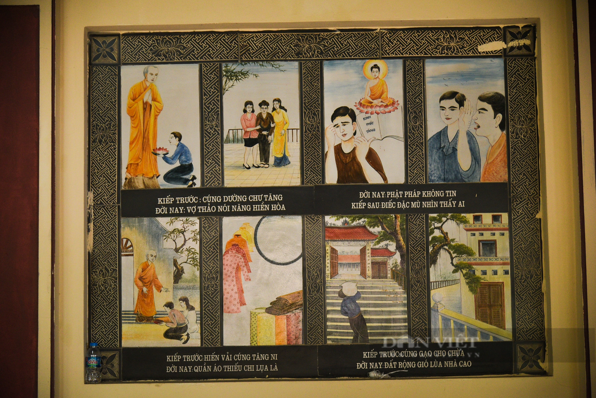 Gian nhà chờ đặt 5 bức tranh gốm sứ về luật nhân quả (phía trên) và bức tranh đầm sen mang vẻ đẹp cổ kính, tao nhã được ghép bằng nhiều mảnh gốm (phía dưới).