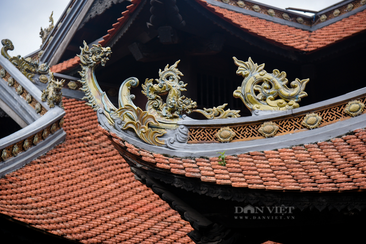 Tất cả các đầu đao mái chùa được làm bằng gốm sứ, chạm khắc hình rồng, họa tiết hoa hướng dương bên dưới. Trong chùa có nhiều tượng rồng, kỳ lân, cá và những bức tượng lớn tái hiện cảnh sinh hoạt đời thường của các vị cao nhân, tất cả đều bằng gốm sứ.