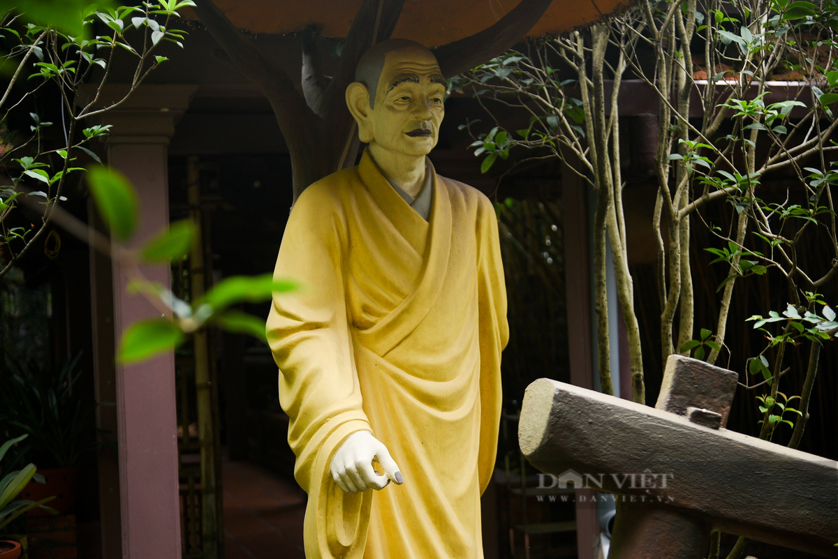 Đến nay, chùa có gần 80 pho tượng gốm sứ, ngoài ra còn có các bức tranh tường, họa tiết trang trí, tiểu cảnh tái hiện lại cảnh sinh hoạt của các cao nhân đắc đạo