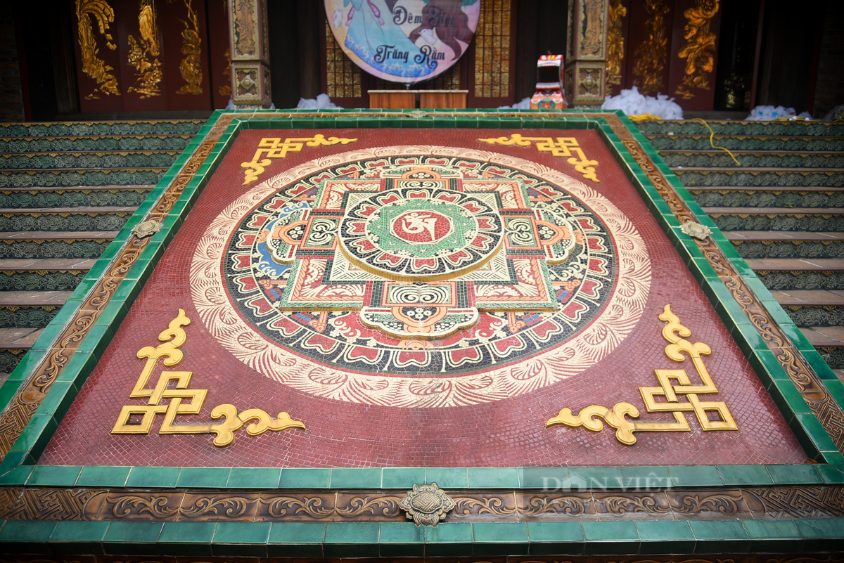 Từ chính giữa sân nhìn lên là lối đi vào gian chính điện tòa Tam Bảo. Bức tranh theo phong cách Om mani (một câu thần chú trong Phật pháp Tây Tạng) được ghép từ những mảnh gốm sứ nhiều màu sắc là một trong những tác phẩm độc bản của chùa. Bức tranh có kích thước khoảng 2x2 m, đặt trên bậc thềm cũng được ốp bằng những mảnh gốm sứ màu xanh lục.