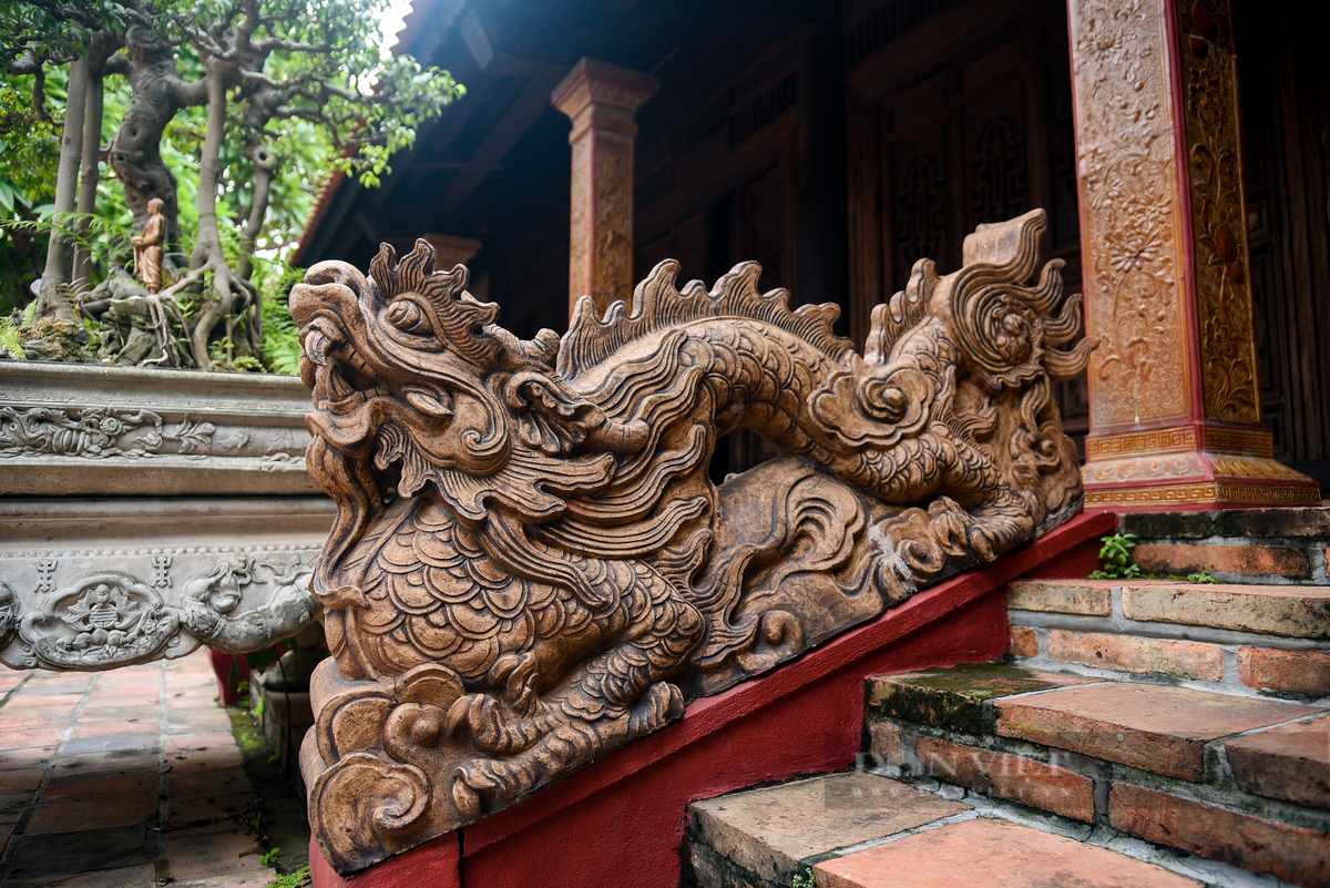 Phía sau gian chính điện tòa Tam Bảo là Nhà thờ Tổ với bốn bức tượng rồng thời Lê đặt trên bậc thềm trước cửa. Chất liệu để trang trí Nhà thờ Tổ chủ yếu là sứ với tông màu chủ đạo cánh gián.