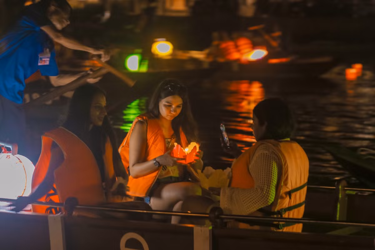 Nhiều du khách nước ngoài thích thú thả đèn hoa đăng trên dòng sông Hoài và ghi lại những khoảnh khắc đẹp trong dịp Tết Trung thu này.