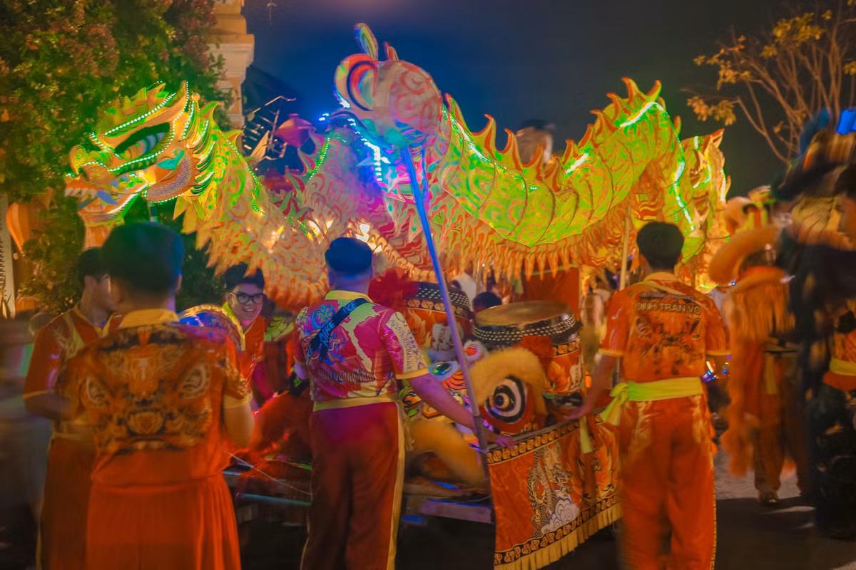 Các đoàn múa lân diễu hành khắp phố cổ, lân đi đến đâu là người xem tập trung đến đó khiến không khí càng trở nên nhộn nhịp.