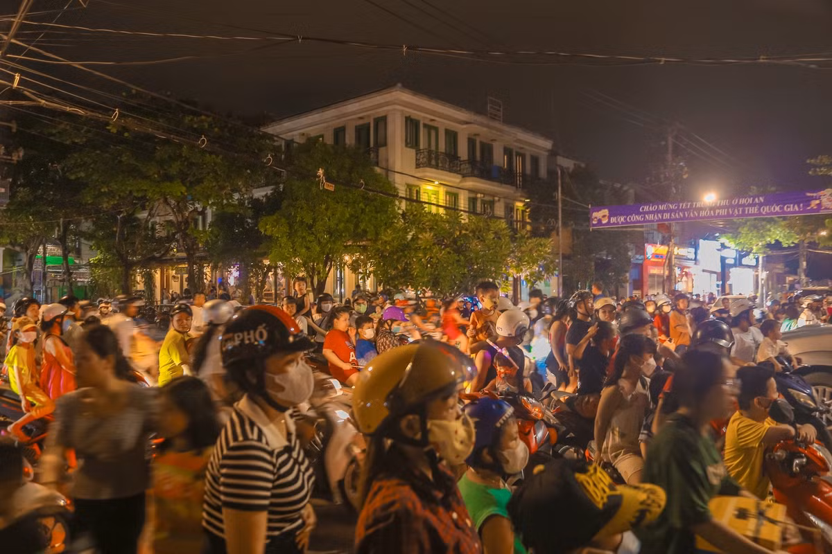 Từ chiều 28/9, dòng người bắt đầu đổ xô về các tuyến đường quanh khu vực phố cổ Hội An để cùng nhau vui chơi đêm rằm Trung thu và thả đèn hoa đăng trên dòng sông Hoài đầy thơ mộng.