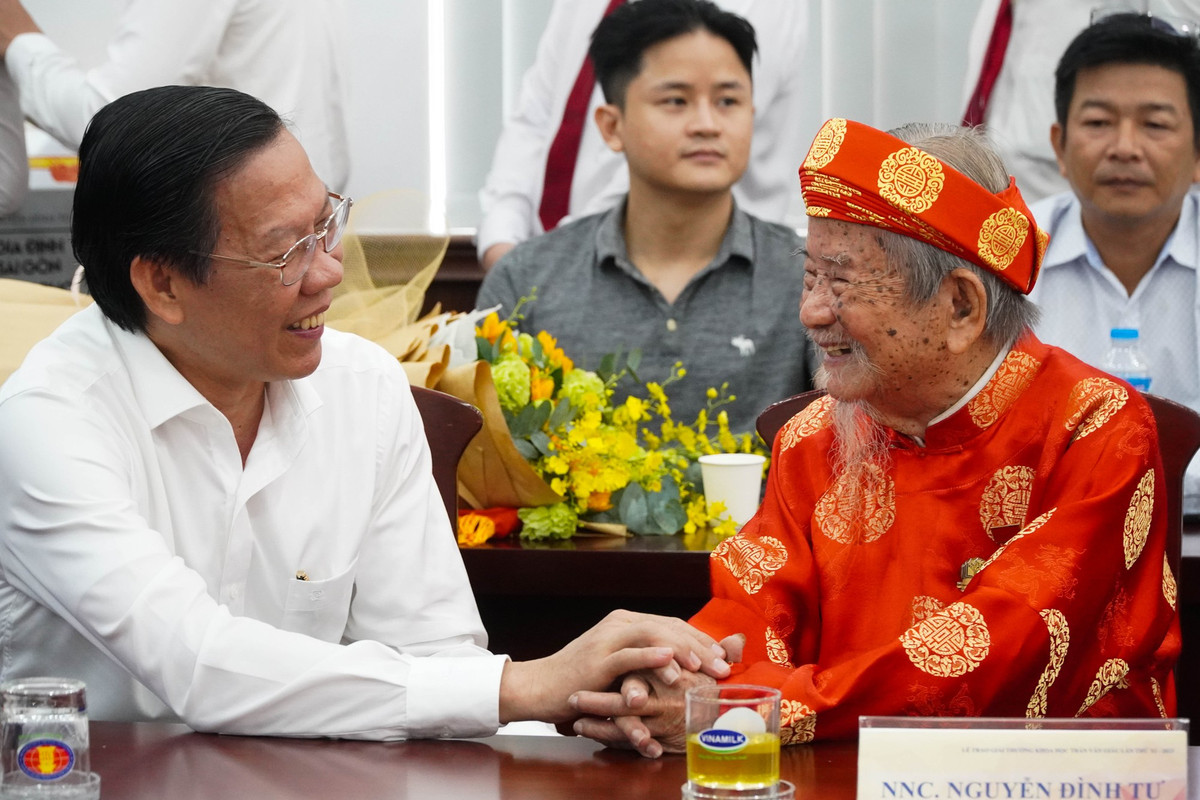 Nhà nghiên cứu 103 tuổi Nguyễn Đình Tư nhận giải thưởng khoa học Trần Văn Giàu - Hình 2 Nha nghien cuu 103 tuoi Nguyen Dinh Tu nhan giai thuong khoa hoc Tran Van Giau-Hinh-2