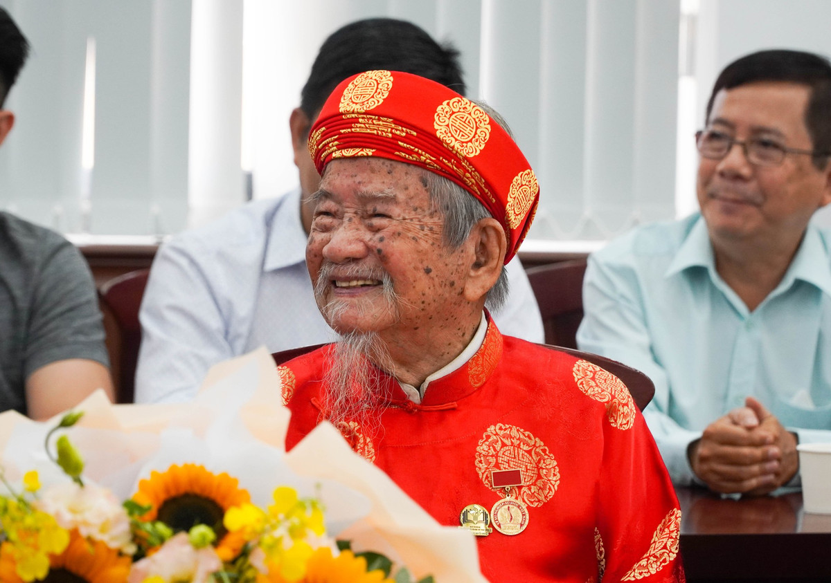 Nhà nghiên cứu 103 tuổi Nguyễn Đình Tư nhận giải thưởng khoa học Trần Văn Giàu - Hình 4 Nha nghien cuu 103 tuoi Nguyen Dinh Tu nhan giai thuong khoa hoc Tran Van Giau-Hinh-4