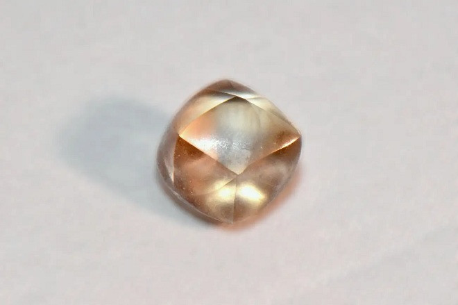 Be gai 7 tuoi nhat duoc kim cuong khi di choi cong vien dung ngay sinh nhat