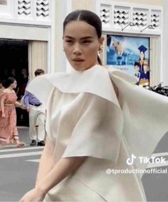 Hồ Ngọc Hà lọt vào ống kính camera thường, thần thái sang chảnh - Hình 2 Ho Ngoc Ha lot vao ong kinh camera thuong, than thai sang chanh-Hinh-2