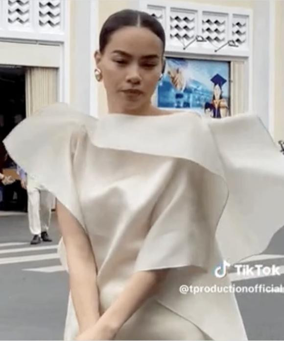 Hồ Ngọc Hà lọt vào ống kính camera thường, thần thái sang chảnh Ho Ngoc Ha lot vao ong kinh camera thuong, than thai sang chanh