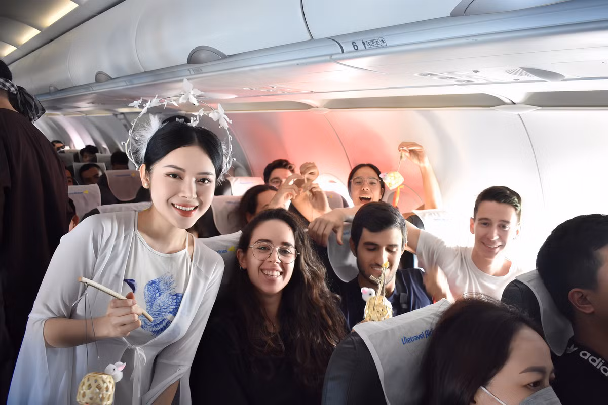 Voc dang “van nguoi me” cua chi Hang Nga tren chuyen bay dip Tet Trung thu