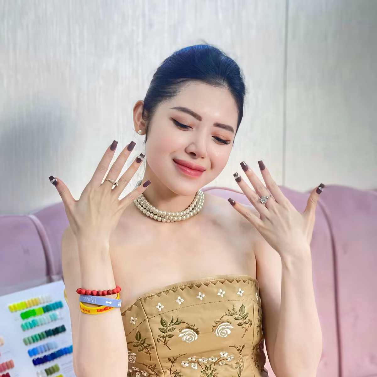 Voc dang “van nguoi me” cua chi Hang Nga tren chuyen bay dip Tet Trung thu-Hinh-8