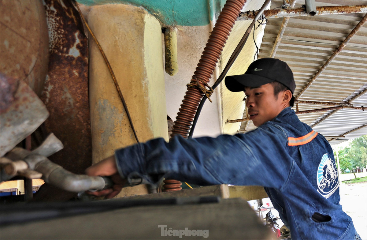 Đại diện Ban quản lý Khu du lịch Thiên Cầm cho biết trong 46 hộ kinh doanh dọc bãi biển còn một số nhà hàng chưa hết thời hạn hợp đồng song chính quyền địa phương đã họp, thống nhất các khoản bồi thường, hỗ trợ phù hợp để việc giải tỏa sớm được thực hiện.