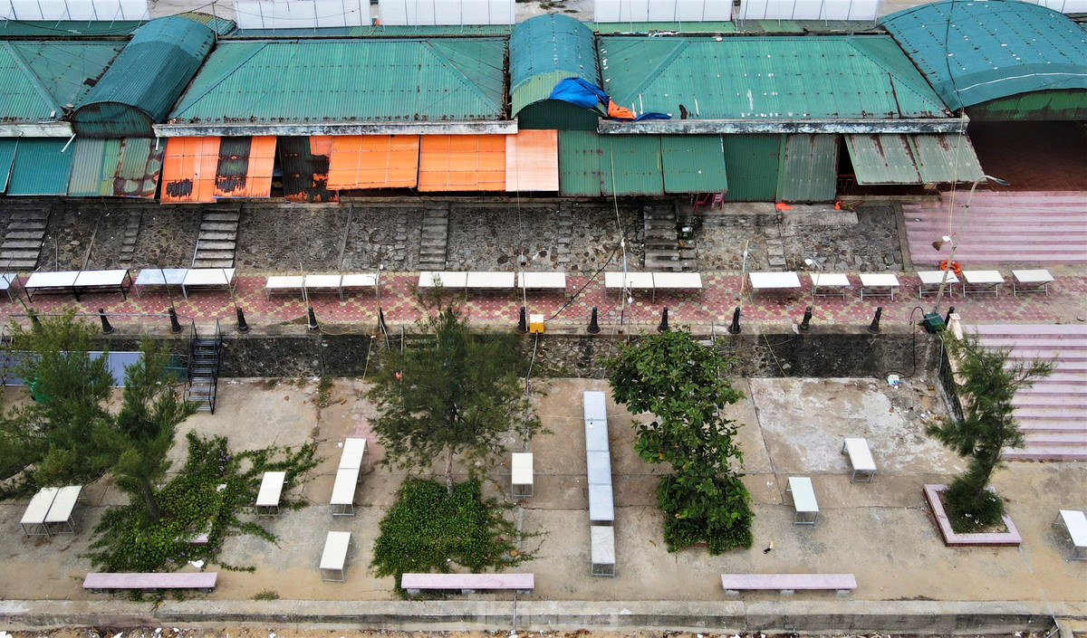 Trao đổi với Tiền Phong, ông Phạm Văn Thắng, Phó chủ tịch UBND huyện Cẩm Xuyên cho biết, việc giải tỏa ki-ốt nằm ven đê kè ở Khu du lịch biển Thiên Cầm đã có kế hoạch, lộ trình từ 2 năm trước. Đến nay, một số chủ nhà hàng hết thời hạn hợp đồng đã chủ động tháo dỡ, giải tỏa.