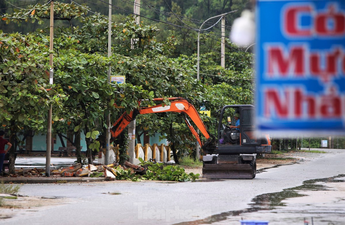 br/> Các bờ rào dọc tuyến kè biển cũng được phá dỡ, chỉnh trang. Dự kiến trong tháng 10, việc tháo dỡ, giải tỏa các ki-ốt sẽ hoàn thành.