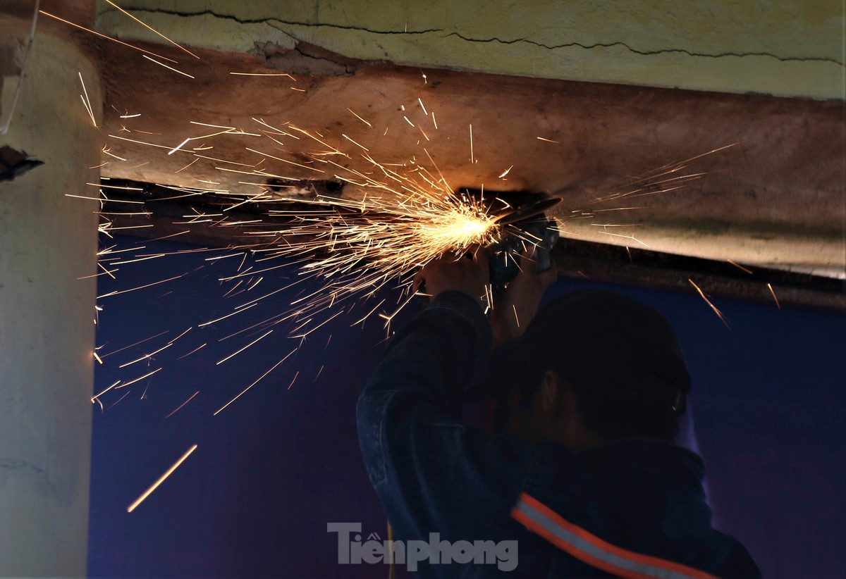 br/> “Việc giải tỏa ai nấy đều đồng thuận song những hộ kinh doanh mong muốn chính quyền có phương án hỗ trợ, tìm mặt bằng mới phù hợp để các hộ tiếp tục buôn bán, phục vụ du lịch”, bà Phạm Thị Thúy (chủ ki-ốt ở biển Thiên Cầm) cho hay.