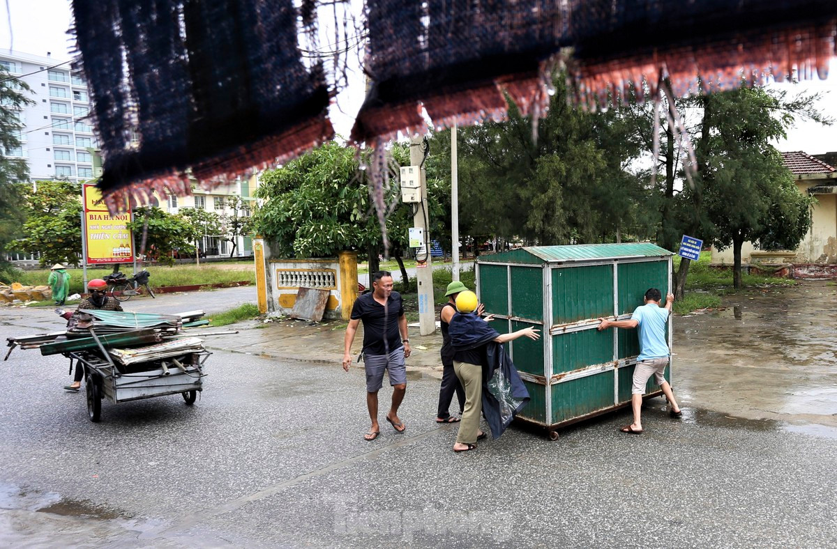 br/> Trong ngày đầu tiên có 16 hộ kinh doanh đã chủ động tháo dỡ, di dời tài sản. Chính quyền địa phương cũng hỗ trợ tiền và máy móc cho việc tháo dỡ.