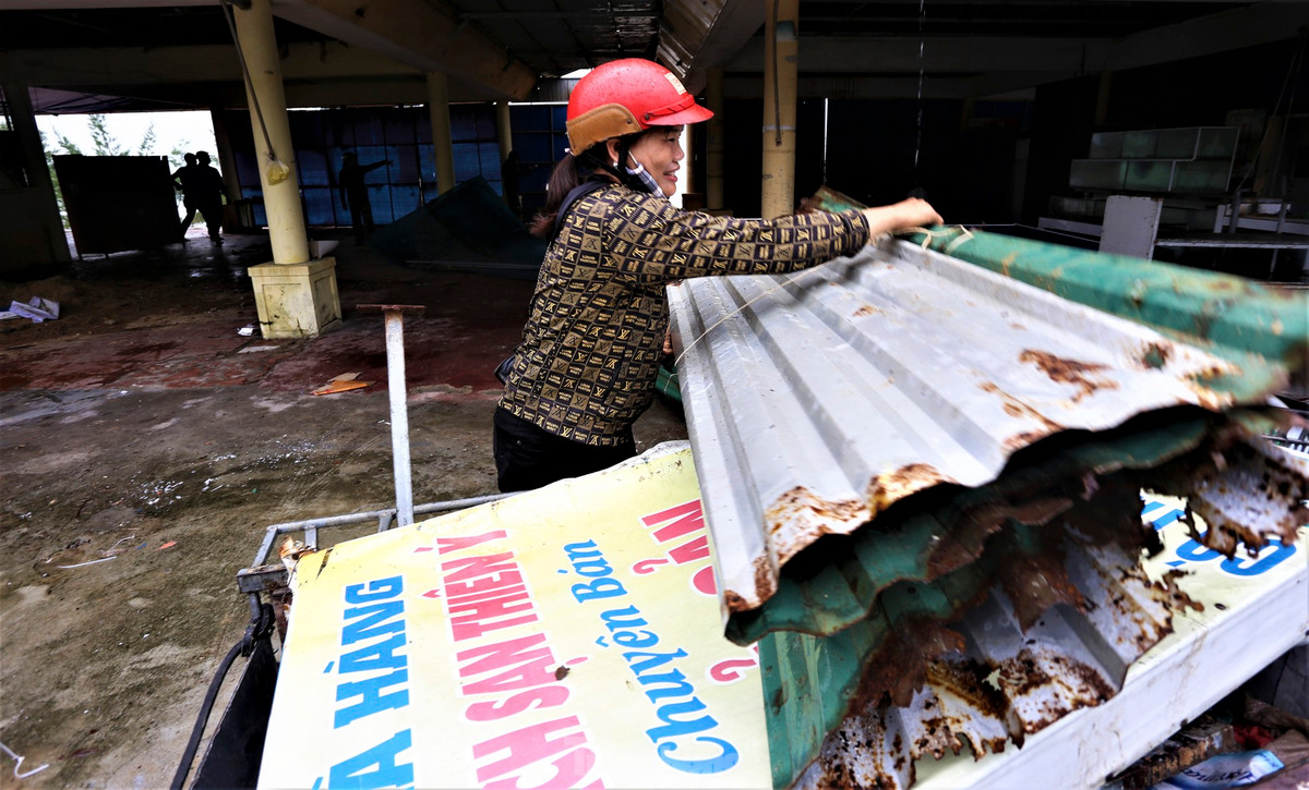 “Việc tháo dỡ, giải tỏa các ki-ốt nhằm mục tiêu trả lại mặt bằng, cảnh quan vốn có cho khu du lịch. Ngoài việc giải tỏa, địa phương đã có tờ trình, xin quy hoạch vị trí mới để các hộ kinh doanh có vị trí mới để buôn bán”, ông Thắng nói.