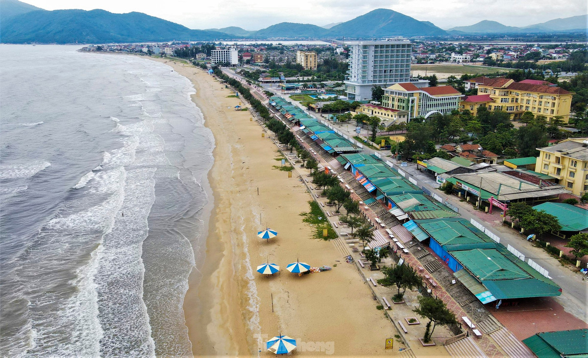 Dọc khu du lịch biển Thiên Cầm hàng chục năm qua tồn tại 46 ki-ốt của các hộ kinh doanh ăn uống hải sản. Việc tồn tại dãy ki-ốt tạo nên khung cảnh nhếch nhác, chắn lối xuống biển.